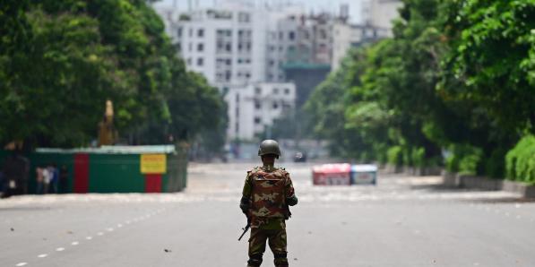 Soldat à Dhaka après les manifestations au Bangladesh