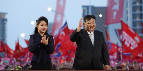 Le dirigeant nord-coréen Kim Jong-un et sa fille Kim Ju-ae, à Pyongyang le 15 mai 2024