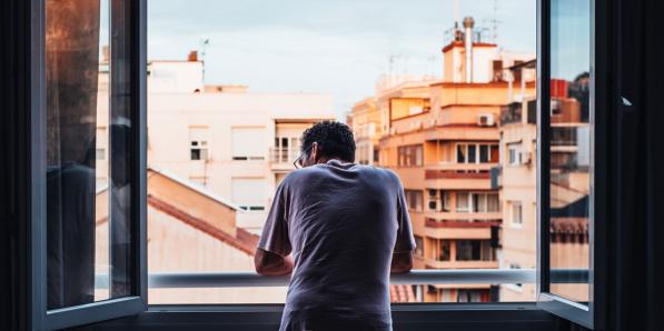 man raam appartement single vrijgezel