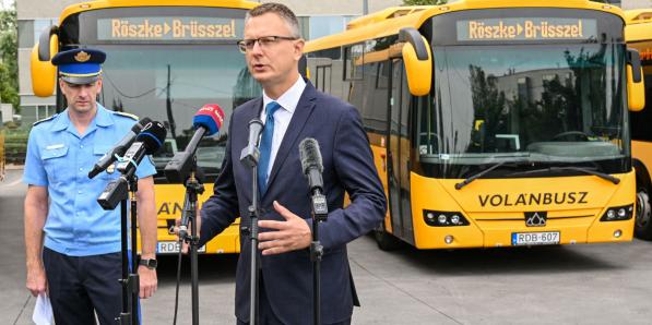 A picture taken on September 6, 2024 in Budapest shows Janos Kuczik, National Deputy Chief of the Police (L), and Bence Retvari, Parliamentary State Secretary of the Ministry of the Interior, during a press conference at the Nepliget bus station.