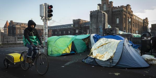 Demandeurs d'asile attendant devant le Petit-Château à Bruxelles