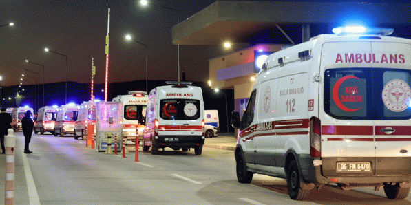 Ambulances rijden richting Turkish Aerospace Industries in Kahramankazan, nabij Ankara.