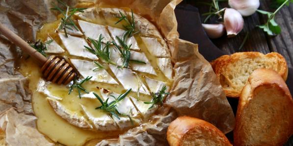 Camembert au four, pomme, thym et miel