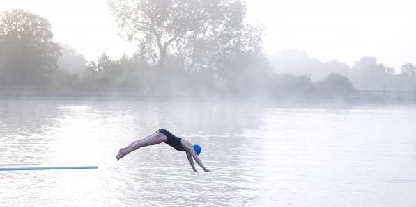 Als je in ijskoud water duikt, hap je naar adem, versnelt je hartslag, vernauwen je bloedvaten en stijgt het stresshormoon cortisol terwijl je begint te rillen.