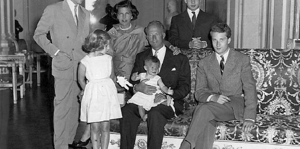 Koning Leopold III ondertekende met grote tegenzin de troonsfafstand aan zijn zoon koning Boudewijn