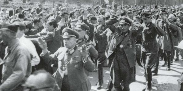 8 mei 1945 is het einde van de Tweede Wereldoorlog. Op de foto Duitsers die zich overgeven.