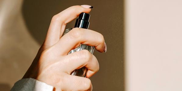parfum aanbrengen