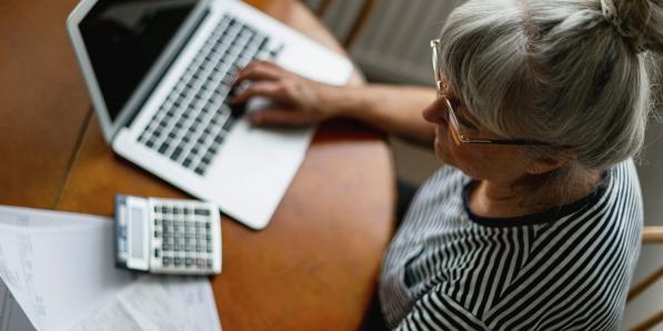 vrouw laptop
