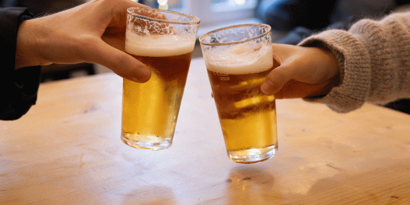 Kom op tegen Kanker pleit voor een heldere, wetenschappelijk onderbouwde slogan: ‘Alcohol schaadt de gezondheid’.