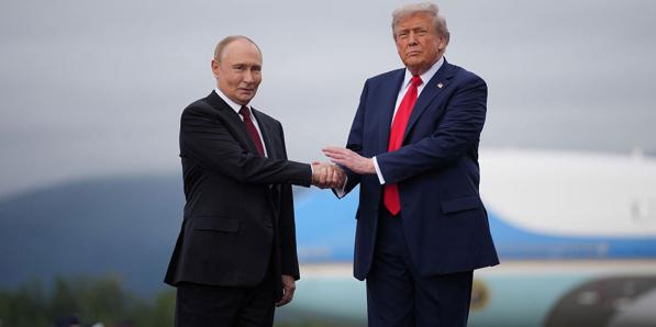 Vladimir Poetin en Donald Trump op 15 augustus 2025 in Anchorage.