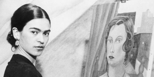 Foto van Frida Kahlo aan het werk (schildert)