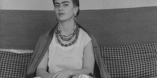 Foto van Frida Kahlo die neerzit