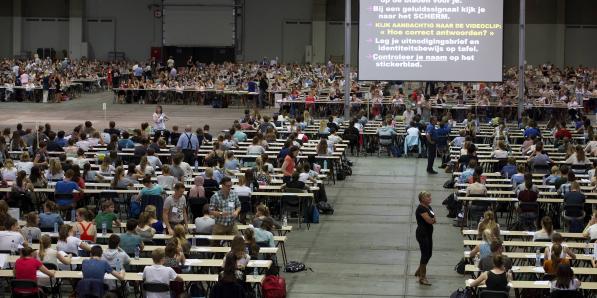 'Een terugkeer naar één grote zaal, bijvoorbeeld in de Heizelpaleizen, en opnieuw werken met pen en papier lijkt evident. Maar misschien is dit wel hét moment om het hele ingangsexamen opnieuw in vraag te stellen.'