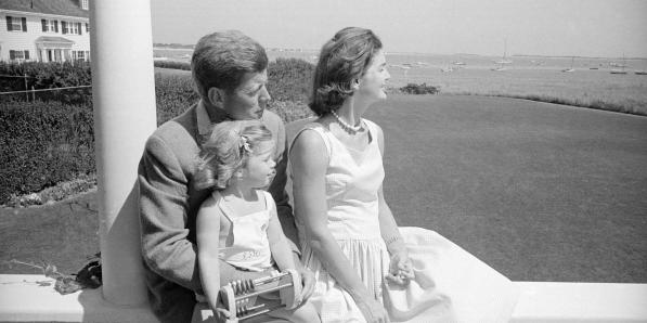 Foto van John F. Kennedy en zijn vrouw Jackie
