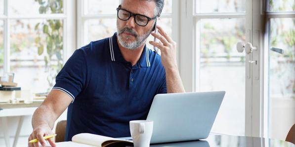 Man laptop werk pensioen thuiswerk