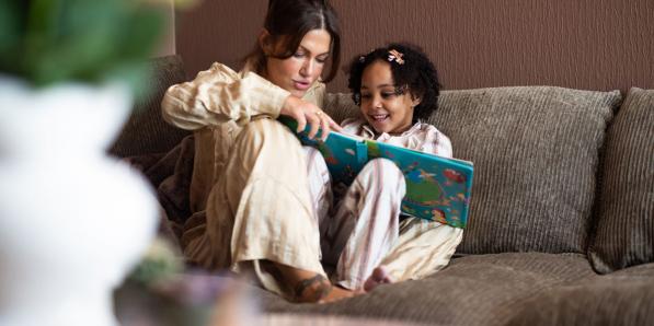 moeder kind boek lezen