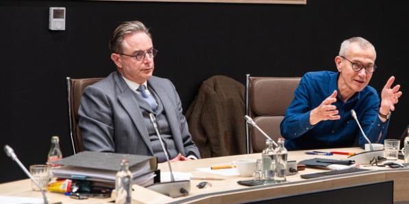 Premier Bart De Wever en Vooruit-vicepremier Frank Vandenbroucke op de perscoferentie over het begrotingsakkoord, op 24 november 2025.