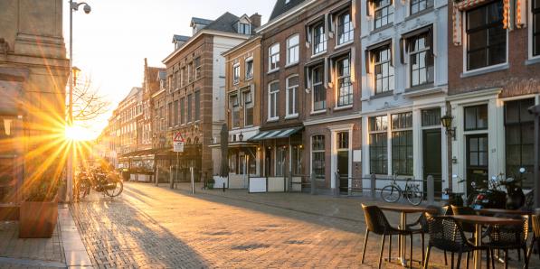 Nederland en zijn glanzende voordeuren.