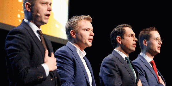 Vlaams Belanger Tom Vandendriessche (uiterst links)