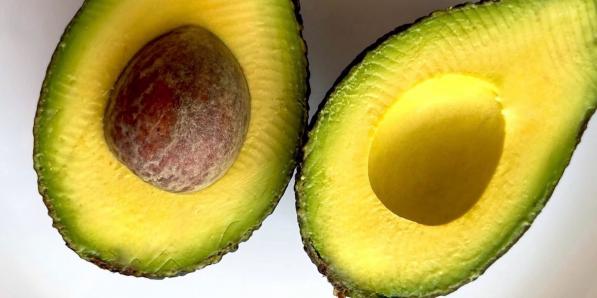 uitgetest avocado uitlepelen