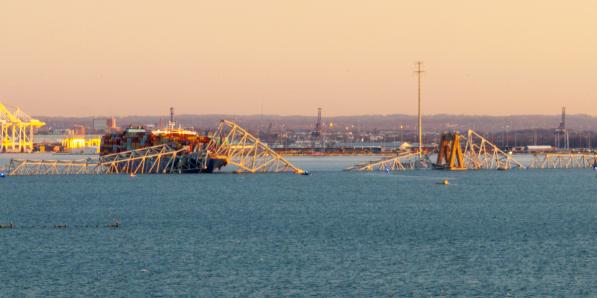 De ingestorte brug nabij Baltimore, kort na zonsopgang.