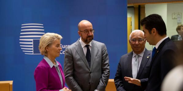 Le président du Conseil européen, Charles Michel, accueille et discute avec les dirigeants de l'UE, Ursula von der Leyen, présidente de la Commission européenne, Antonio Costa, premier ministre du Portugal, et Kiril Petkov, premier ministre de la Bulgarie, à la table ronde, Bruxelles, Belgique, le 24 juin 2022.