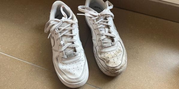 sneakers wit krijgen