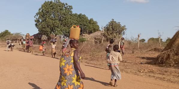 In Mozambique zijn vrouwen bijvoorbeeld grotendeels verantwoordelijk voor het voorzien van water en voedsel.