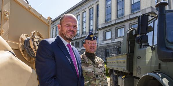 contrôle démocratique défense Theo Francken