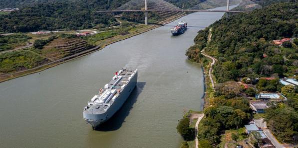 Vue aérienne du canal de Panama .