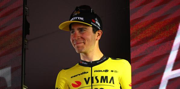 Cian Uijtdebroeks in het shirt van Visma-Lease a Bike. De jonge Belgische renner verruilde de Nederlandse topploeg verrassend voor Movistar.