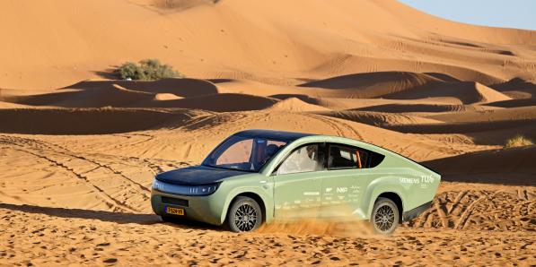 Stella Terra, hier hun reis door Marokko eindigend in de Sahara, is ’s werelds eerste offroad auto op zonne-energie van studententeam Solar Team Eindhoven.