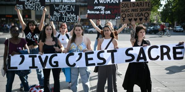 manifestantes pro avortement le 24 juin 2022 à Paris