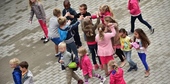 Archiefbeeld: leerlingen op speelplaats