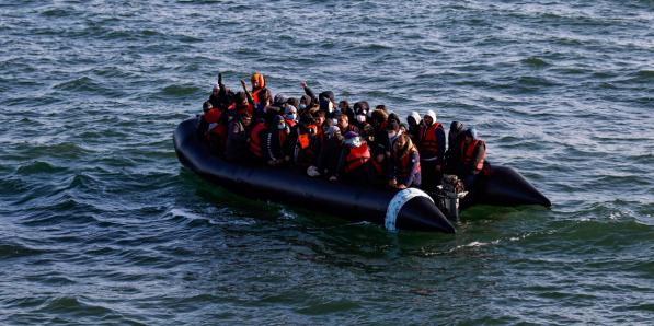 Een bootje op het Kanaal op 9 mei 2022.