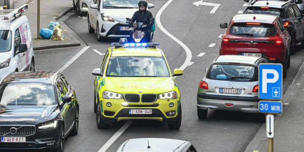 Een ambulance in de straten van Brussel.