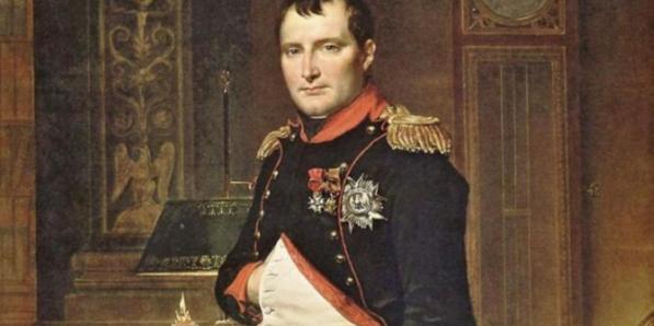 Dit portret van Jacques-Louis David toont de keizer in zijn klassieke pose: met de rechterhand tussen de knopen van zijn gilet. De waarheid is dat veel mannen er in die tijd zo bij liepen.