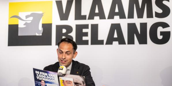 Tom Van Grieken van Vlaams Belang presenteert een campagne die premier Bart De Wever viseert, met de slogan ‘Wie gelooft hem nog?’
