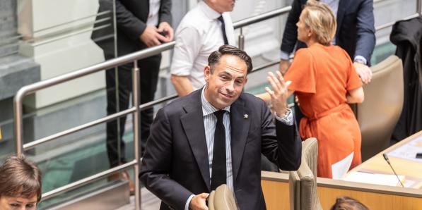 Tom Van Grieken, Vlaams Belang-voorzitter, in de kijker door politieke populariteitspoll