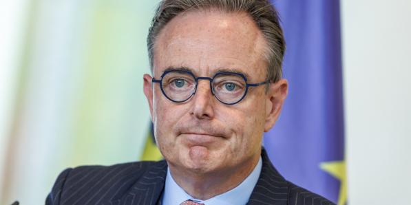 Een foto van Bart De Wever, premier van België en lid van N-VA die de begroting opmaakt.