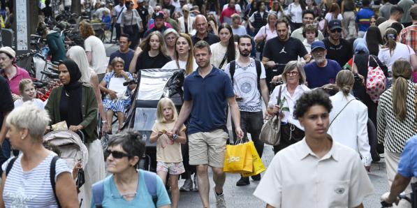 Drukke winkelstraat Meir in Antwerpen met voorbijgangers van diverse afkomst — symbool van stedelijke diversiteit in Vlaanderen.