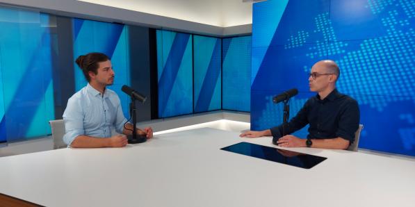 Foto van de studio van de podcast Tussen Wetstraat en Wall Street waar Tex Van berlaer en Stijn Fockedey de Nederlandse verkiezingen en de overwinning van Rob Jetten van D66 bespreken.