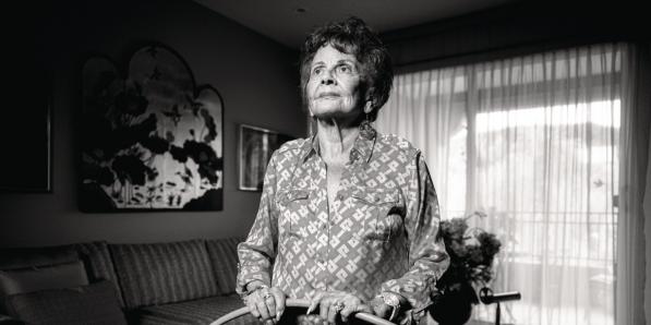 Volgens een invité lijkt het gekronkel van de gastvrouw op een hula, een traditionele dans op Hawaï. Meteen heeft het tuig een naam ten huize Anderson: de hula hoop of hoelahoep.