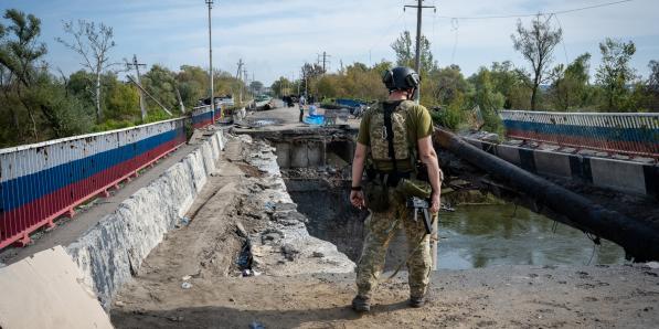 Pont detruit au dessus de la riviere Oski, en Ukraine