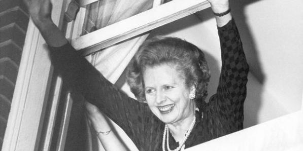 Foto van Margaret Thatcher, de juichende premier die kort na haar aankomst bij het hoofdkwartier van de Tory-partij naar de supporters zwaait, 10 June 1983