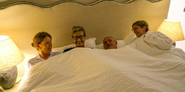 ‘Met Vier In Bed’