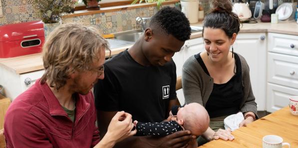 Ouzi en pleeggezin Lore en Willem
