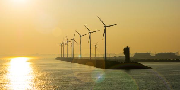Windturbines op de dam van Zeebrugge.