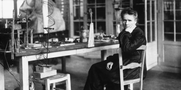 Foto van Marie Curie in een labo