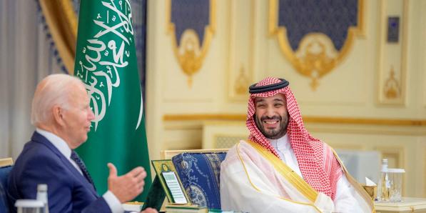 De Saoedische kroonprins Mohammed bin Salman in ontmoeting met de Amerikaanse president Joe Biden op 16 juli 2022.